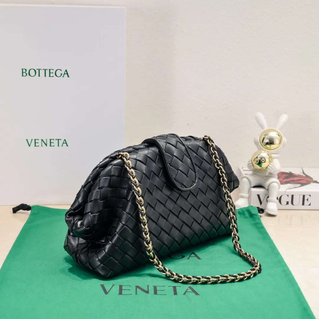 Batch 2260 Bitters Venetia 2024 summer series brings Lauren 1980 handbags back to the public eye. The design of the bag is inspired by ancient Roman architecture. It uses the brand's iconic Intrecciato lambskin woven bag body with a hard frame. No logo can be seen on the whole bag. It is equipped with a leather woven metal chain. When using it as a clutch, just put the chain directly in the bag ~ showing an elegant and timeless style. Decades later, when Lauren Hutton once again walked on the Bottega Venetia spring and summer show with this bag, the charm of the year still remains intact despite the passage of time. Size: 31.5*16.5*11 Style number: 5807#